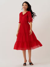 Robe en mousseline de soie rouge vin à col en V et à pois suisses